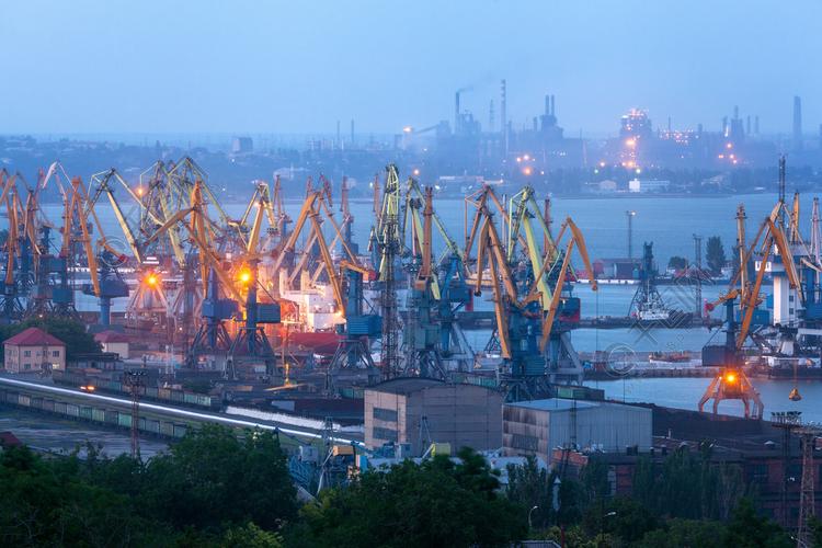 乌波尔乌克兰工业视图货物运输船与黄昏工作起重机桥海港货运港口物流